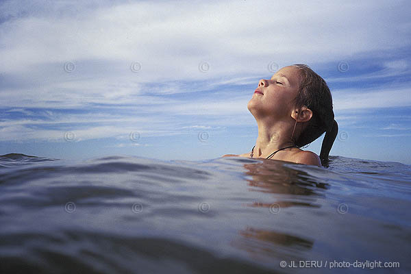 petite fille dans la mer -  little girl in the sea